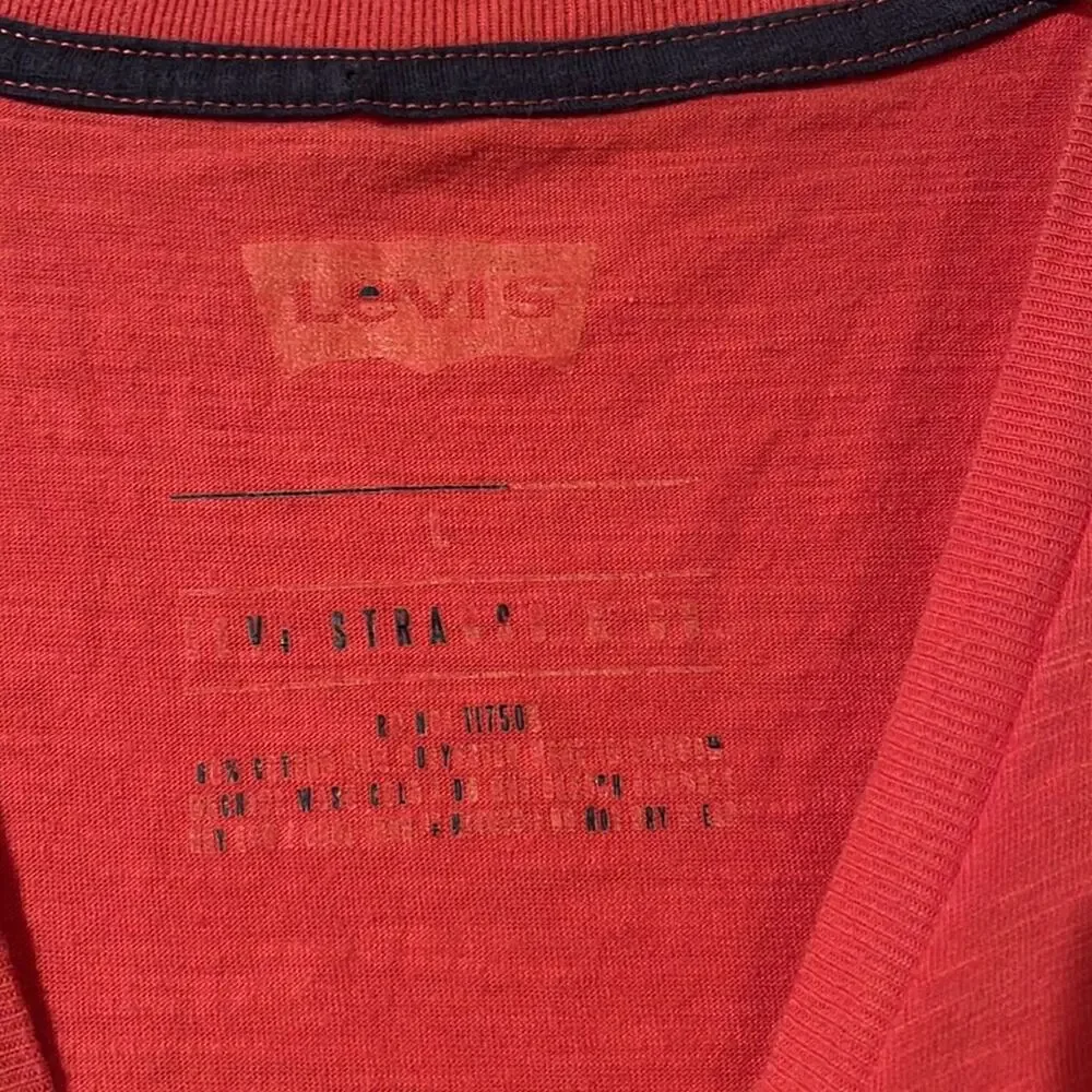 Levi’s vneck one pocket t-shirt